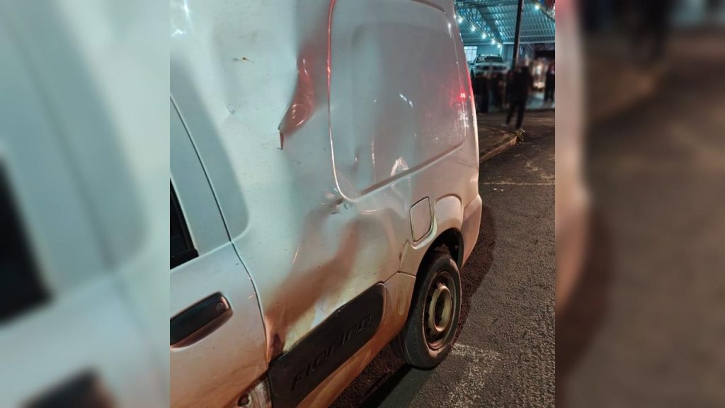 Colisão entre carro e moto deixa homem ferido