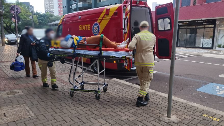Mulher é socorrida após sofrer queda em colégio na Região Central