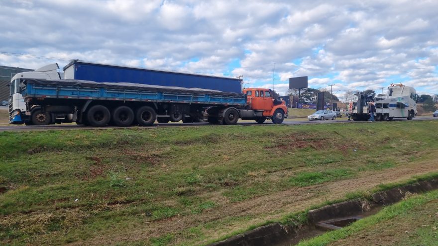 Carreta quebrada complica trânsito na BR-277 em Cascavel