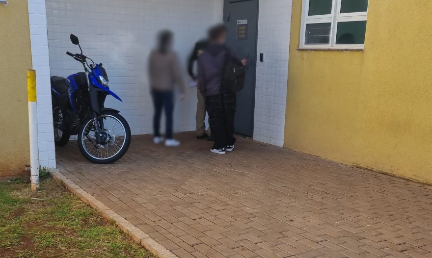 Mais um adolescente é flagrado fumando cigarro eletrônico em colégio e caso é levado à Delegacia