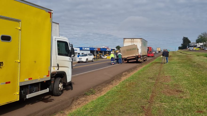 Caminhões baú se envolvem em colisão traseira na BR-277