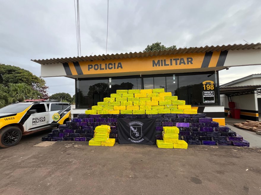 Motorista tenta escapar, mas polícia acha caminhão lotado de maconha