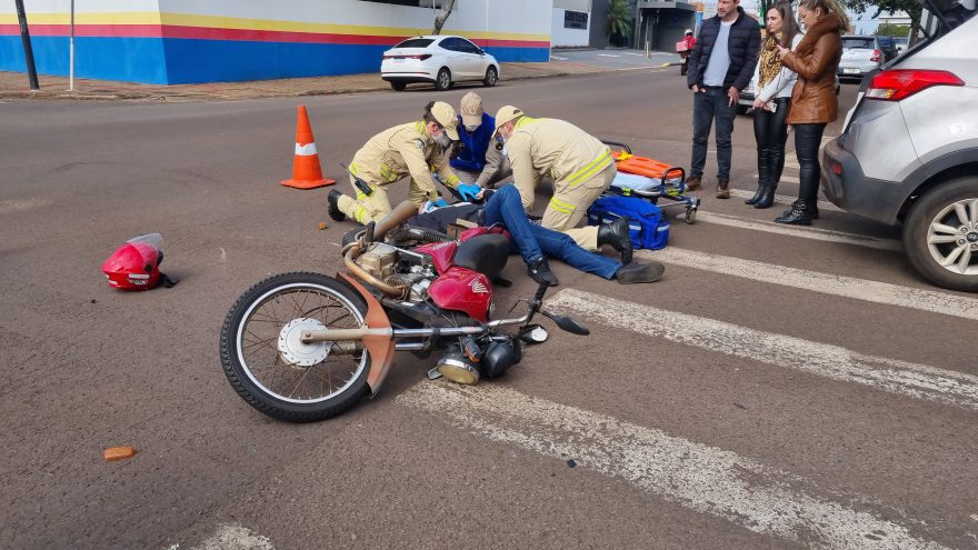 Motociclista fica ferido após colisão com Creta no cruzamento das ruas Santa Catarina e Marechal Rondon