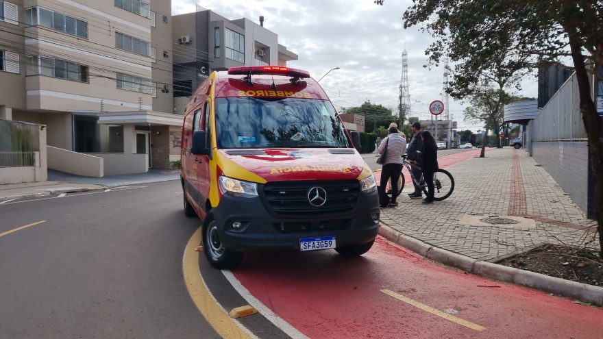 Acidente entre bicicletas deixa mulher ferida na ciclovia da Rua Duque de Caxias, em Cascavel