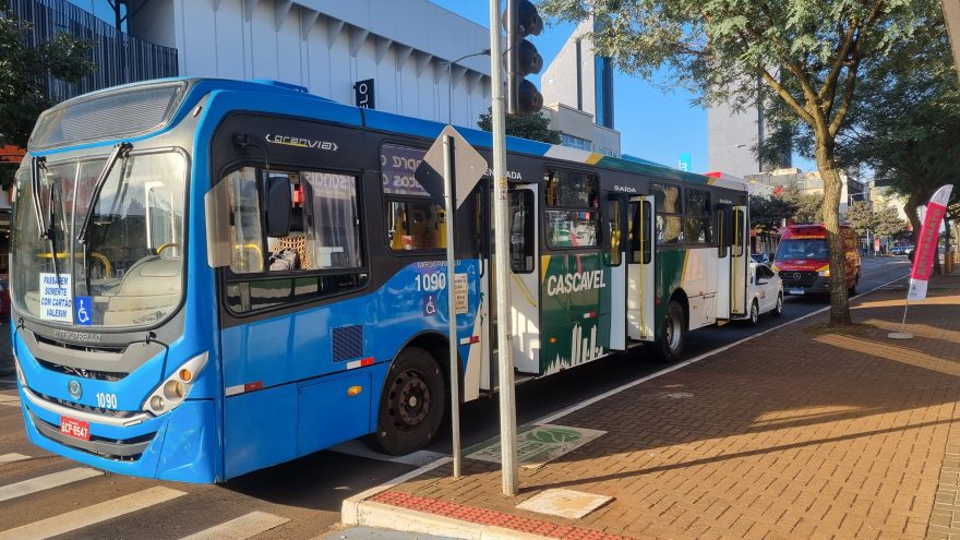 Conversão irregular de carro causa freada brusca e deixa passageiras feridas em ônibus na Avenida Brasil