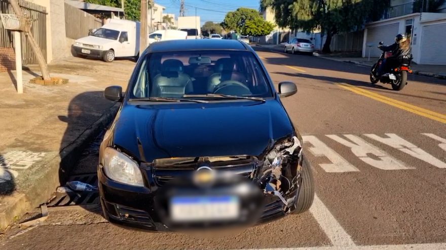 Celta e Fiesta se envolvem em colisão no Bairro Parque São Paulo em Cascavel