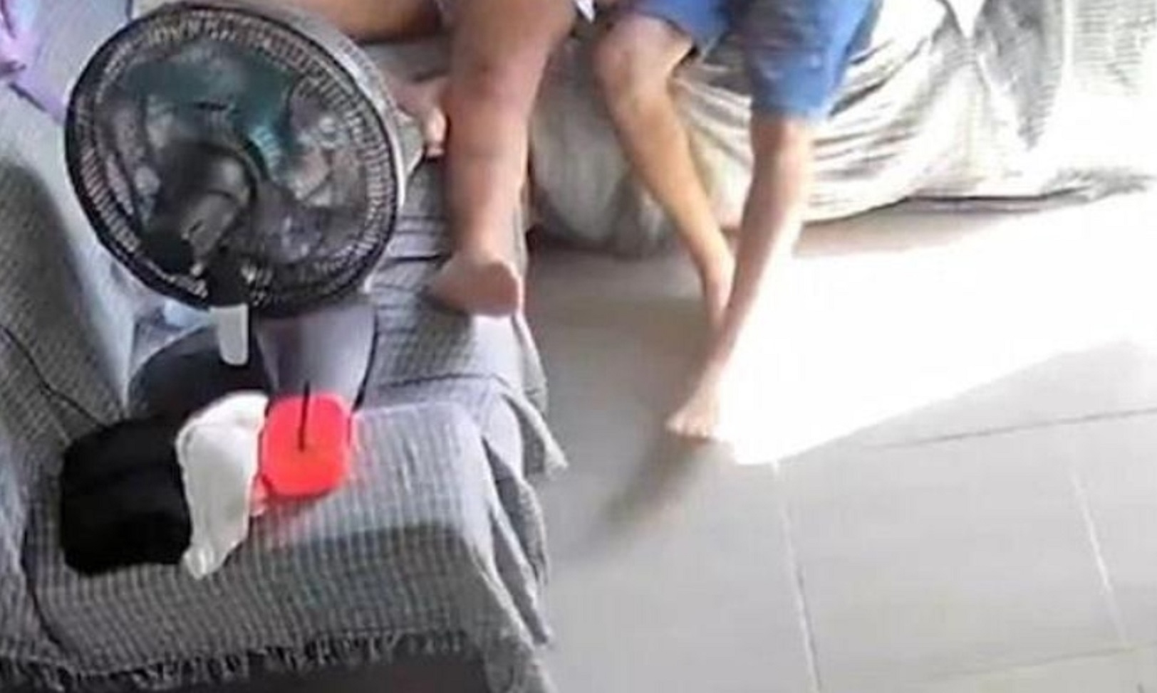 Mulher esfaqueia marido após discussão com faca e bebê no colo