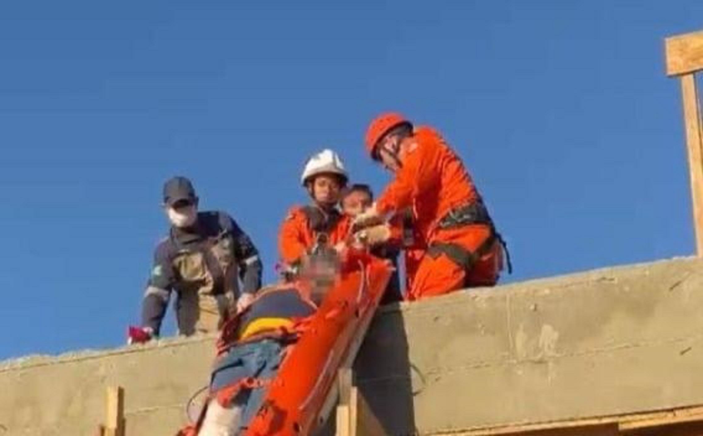 Trabalhador despenca do telhado, bombeiros fazem resgate dramático 