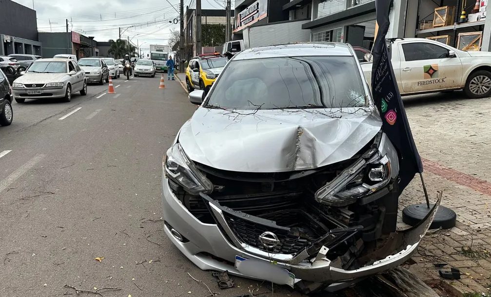 Acidente grave: Motorista invade calçada, atropela pedestres e bate em árvore
