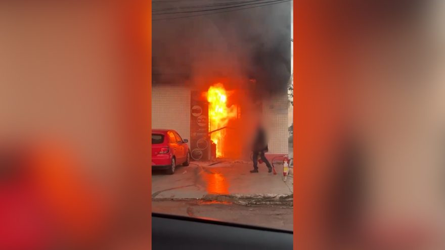Vídeo mostra oficina mecânica em chamas no Bairro Maria Luiza em Cascavel