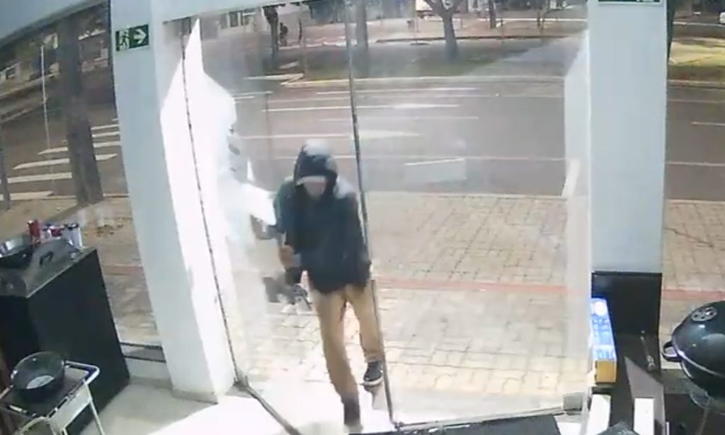 Nem o frio espanta! Em menos de 30 segundos, ladrão arromba porta e furta doces no Centro