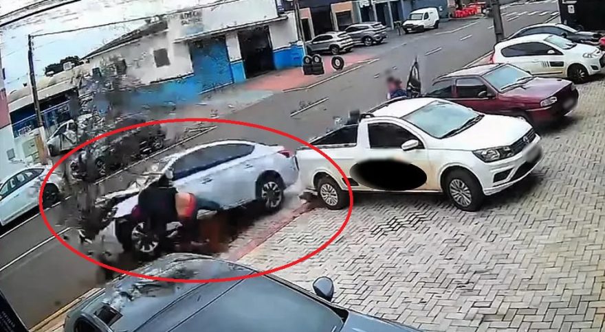 Pedestre “voa” após ser atropelado na calçada; Câmera flagra acidente