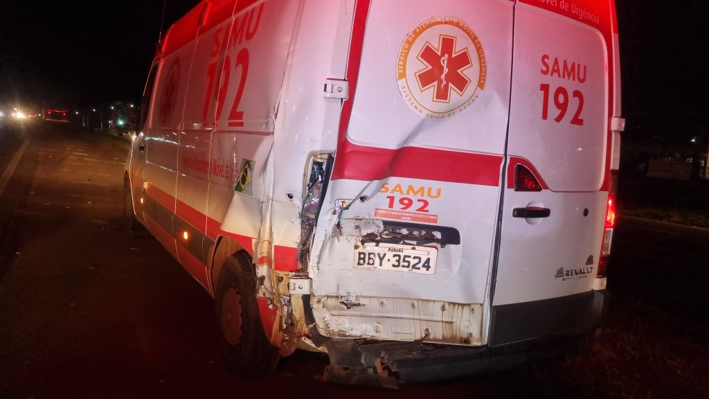 Ambulância do Samu se envolve em acidente na BR-277 em Cascavel
