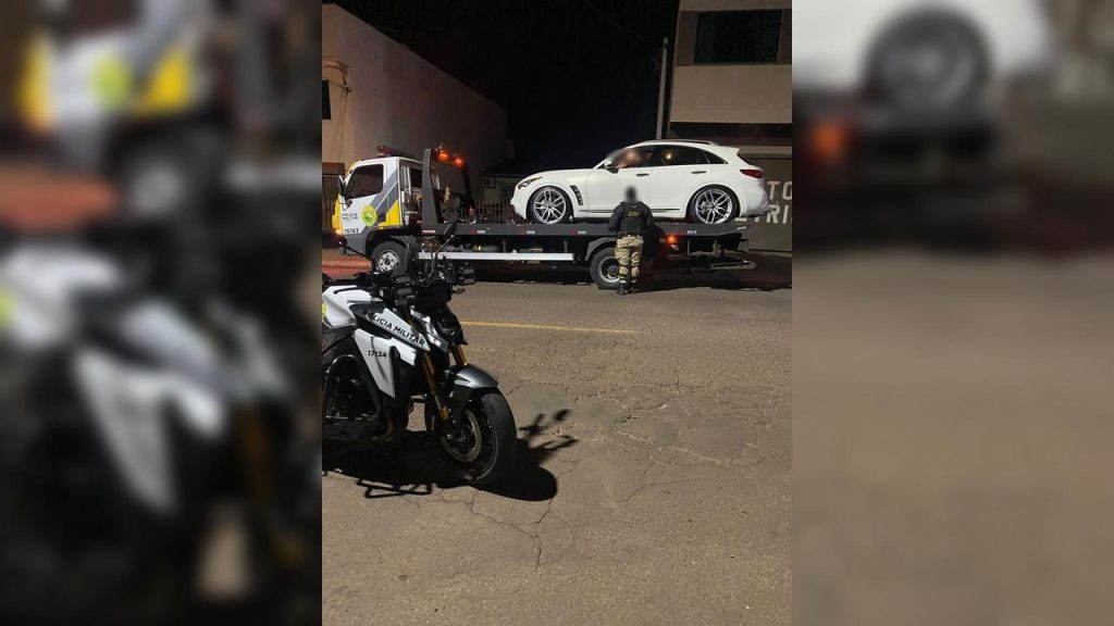 Veículo de luxo é recolhido em operação de trânsito em Cascavel com mais de R$ 10 mil em débitos
