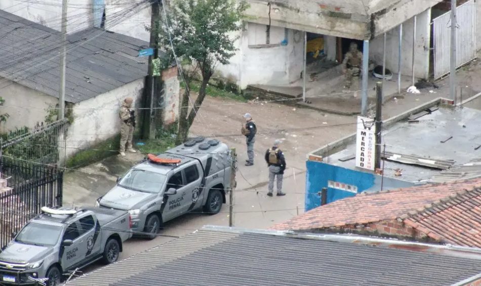 Dez são presos em megaoperação que localizou drogas, câmeras e até barreira contra a polícia