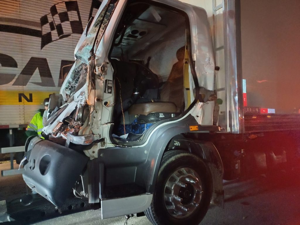 Cabine de caminhão fica destruída em acidente envolvendo quatro veículos