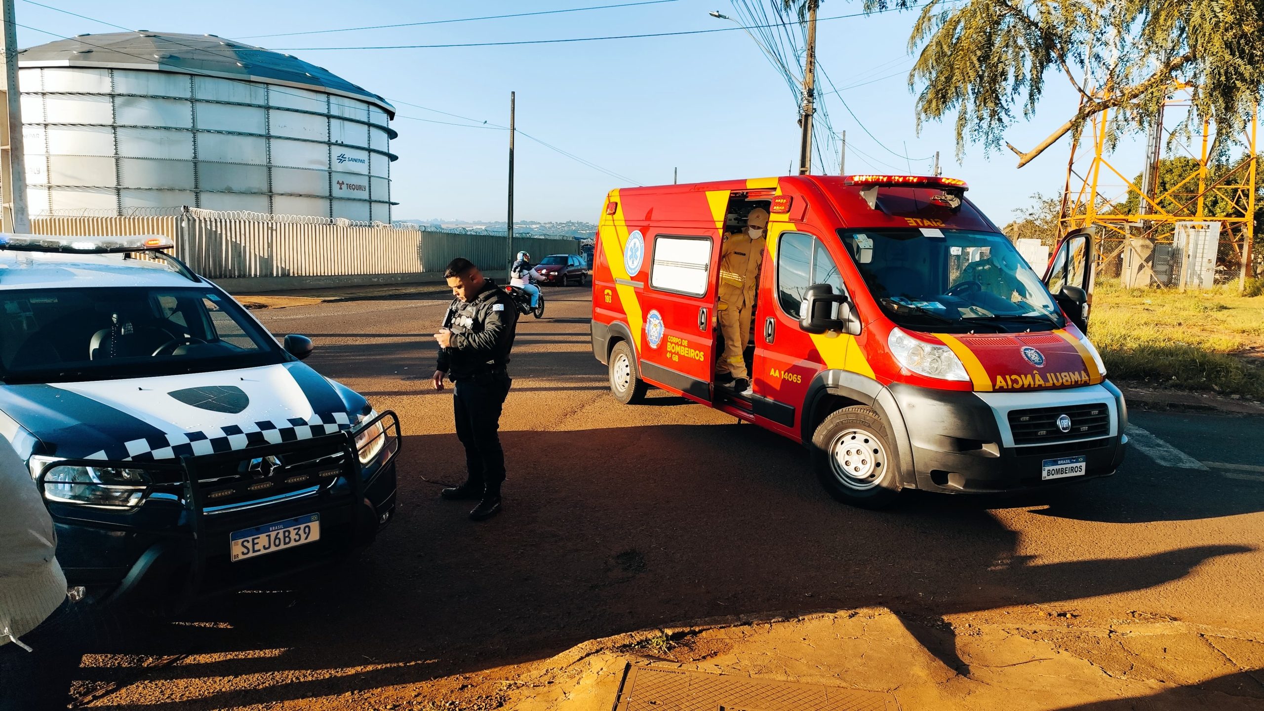 Motociclista de 19 anos fica ferido após colisão com carro na Avenida das Pombas