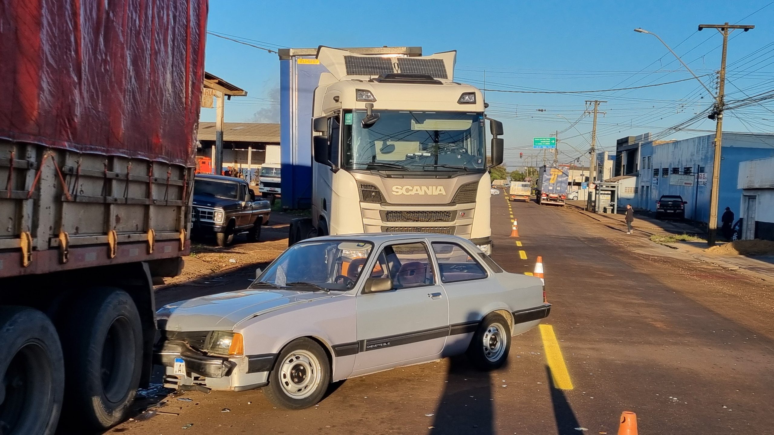 Após colisão, Chevette é jogado contra caminhão estacionado no Parque São Paulo Após colisão, Chevette é jogado contra caminhão estacionado no Parque São Paulo