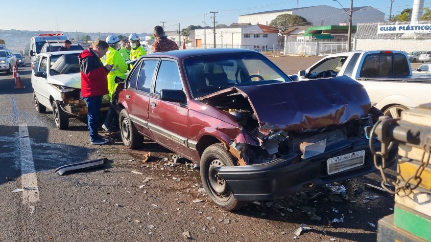 Engavetamento entre caminhão e dois carros mobiliza socorristas na BR-277 em Cascavel