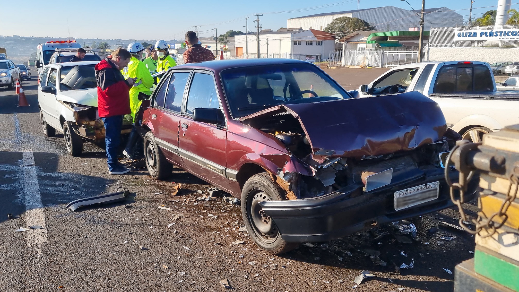 Engavetamento entre caminhão e dois carros mobiliza socorristas na BR-277 em Cascavel Engavetamento entre caminhão e dois carros mobiliza socorristas na BR-277 em Cascavel