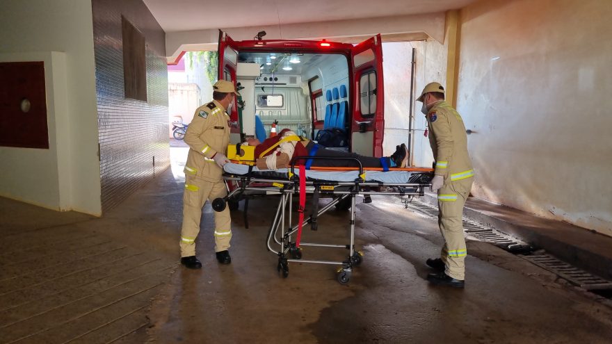 Mulher quebra o braço ao sofrer queda em escada rolante
