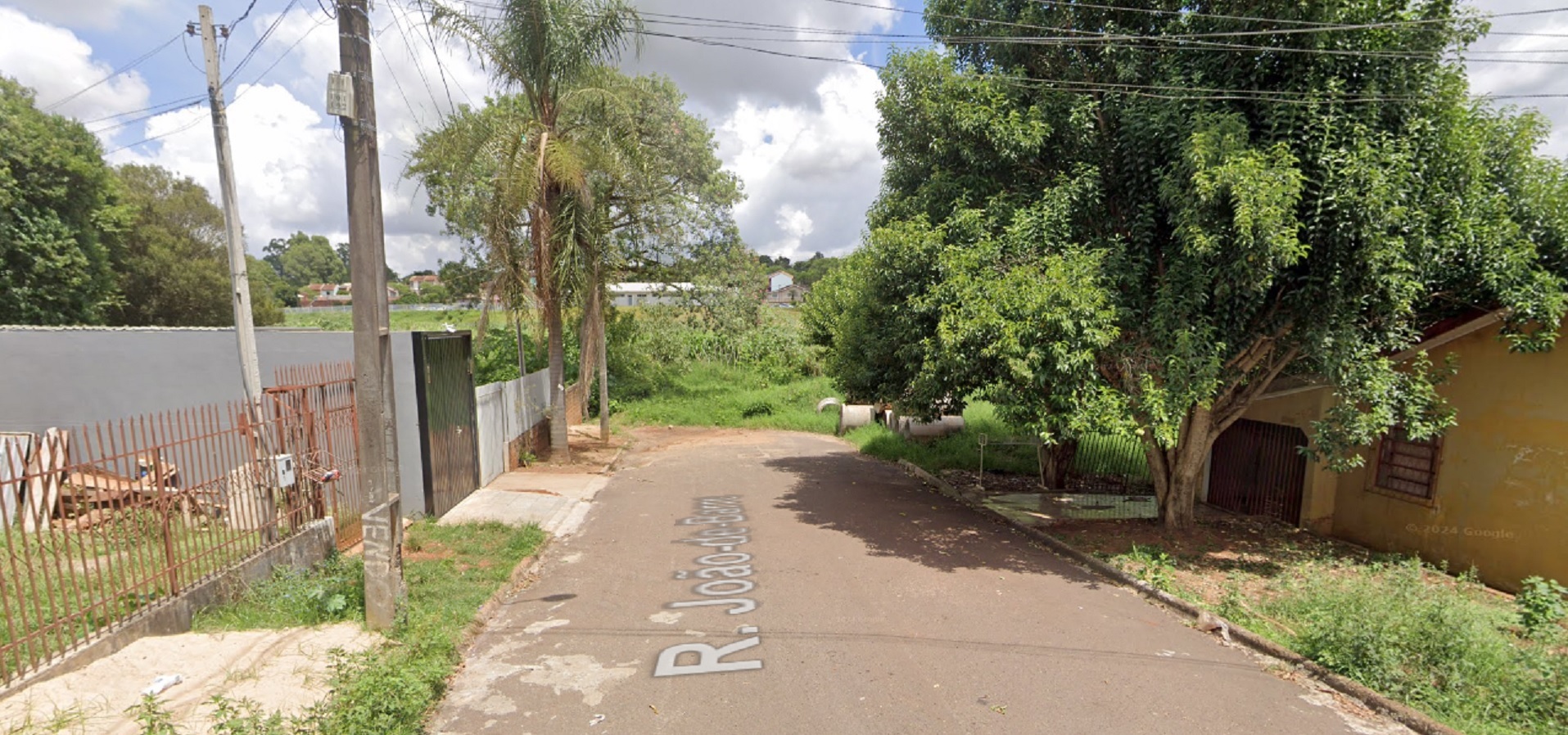 Moradores sofrem com mato alto e entulho: vereador pede ação urgente da SEMA Moradores sofrem com mato alto e entulho: vereador pede ação urgente da SEMA