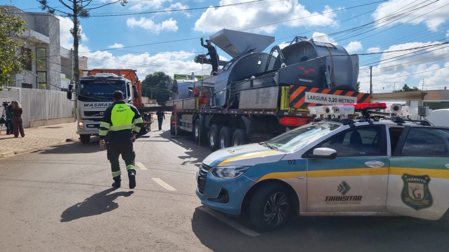 Caminhão enrosca em fiação no Bairro Maria Luiza e deixa via interditada