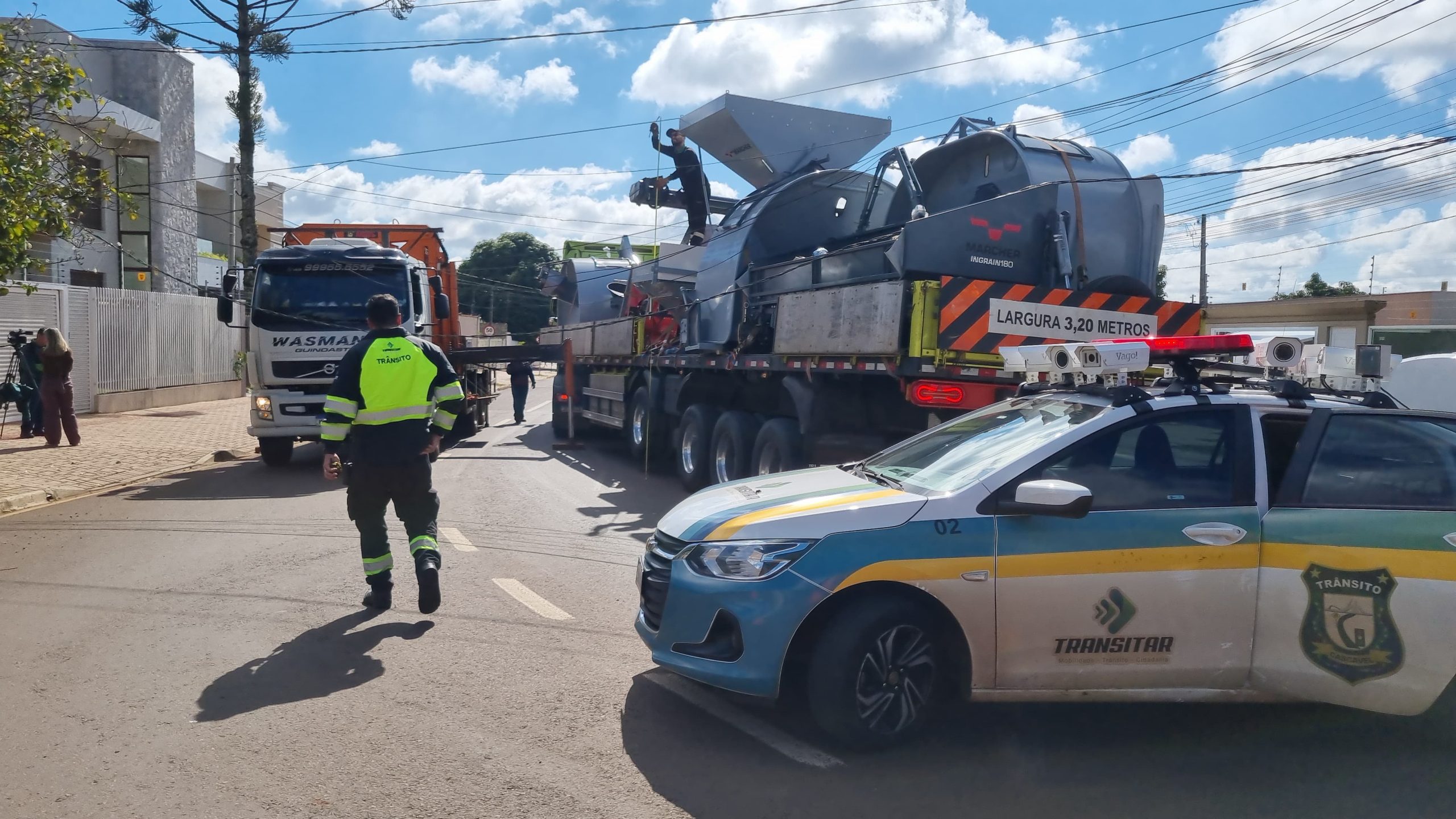 Caminhão enrosca em fiação no Bairro Maria Luiza e deixa via interditada Caminhão enrosca em fiação no Bairro Maria Luiza e deixa via interditada