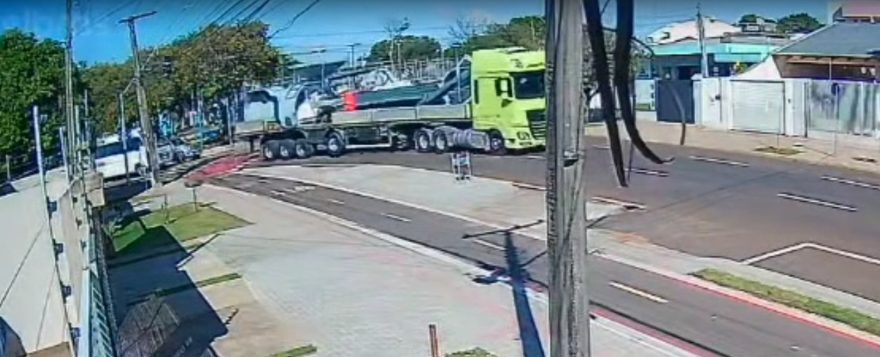 Câmera registra momento em que caminhão enrosca em fiação no Bairro Maria Luiza