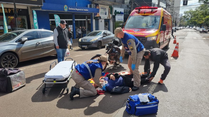 Homem é socorrido após ser atropelado na Rua Souza Naves em Cascavel