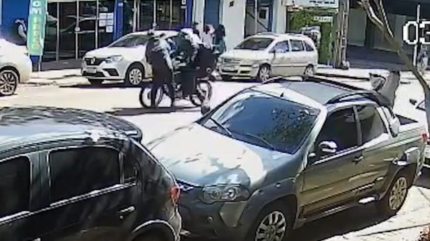 Câmera de segurança flagra momento em que idoso é atropelado no Centro de Cascavel