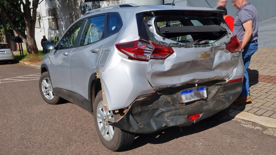 Tracker é atingida em cheio na traseira por caminhão de concreto na Tancredo Neves