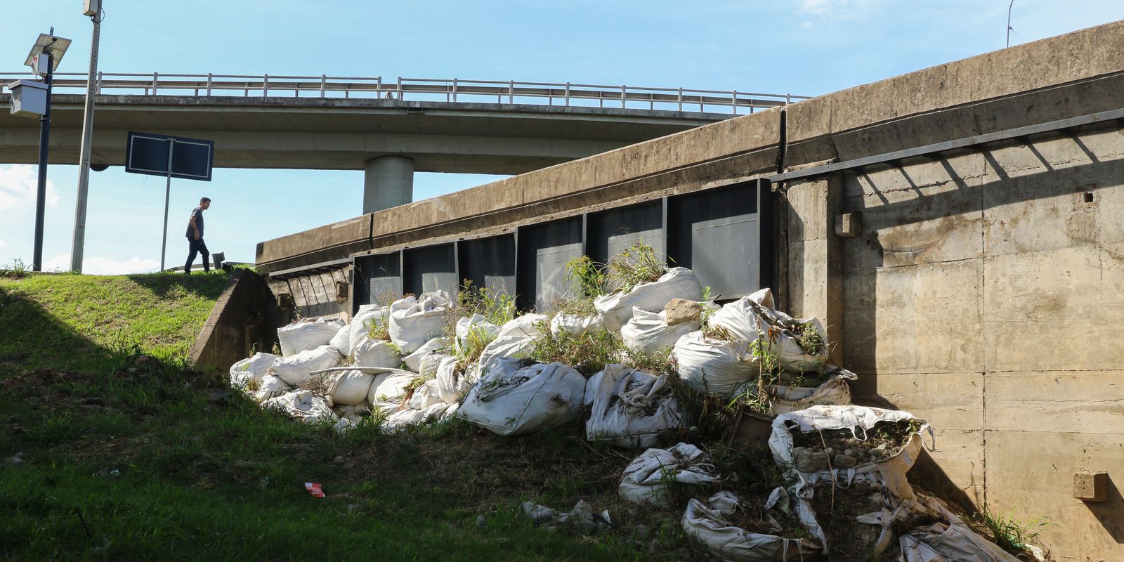 Nível do Guaíba recua, e prefeitura de Porto Alegre reabre comportas Imagem referente a Nível do Guaíba recua, e prefeitura de Porto Alegre reabre comportas