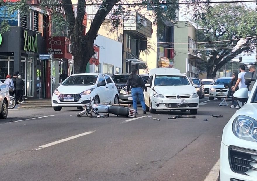 Carro e moto se envolvem em colisão na Rua Paraná, no Centro