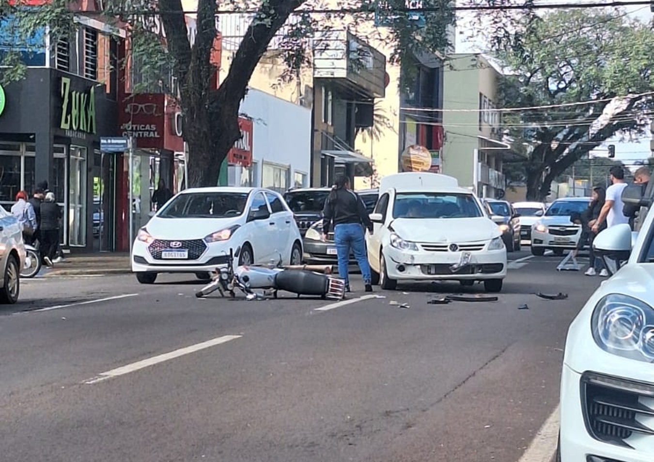 Carro e moto se envolvem em colisão na Rua Paraná, no Centro