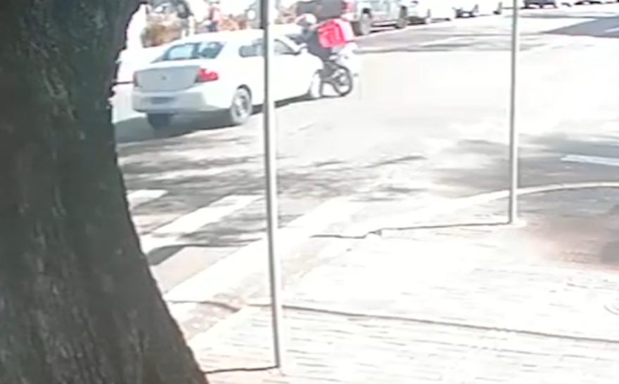 Câmera registra momento em que moto atravessa preferência e é atingida por carro na Rua Paraná