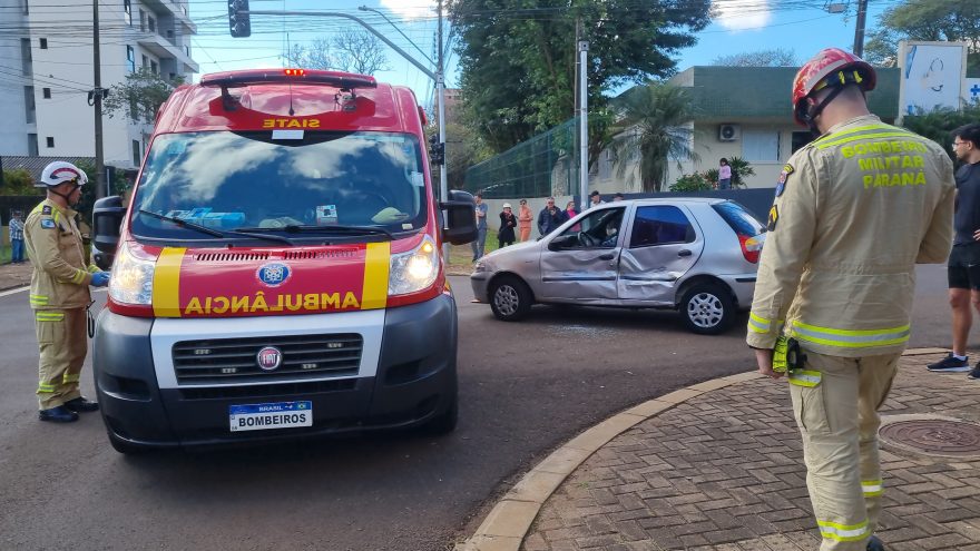 Forte acidente entre Palio e Duster mobiliza Corpo de Bombeiros no Jardim Aclimação
