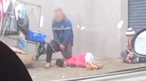 Vídeo mostra momento em que morador de rua é morto por enforcamento por outro andarilho Imagem referente a Vídeo mostra momento em que morador de rua é morto por enforcamento por outro andarilho