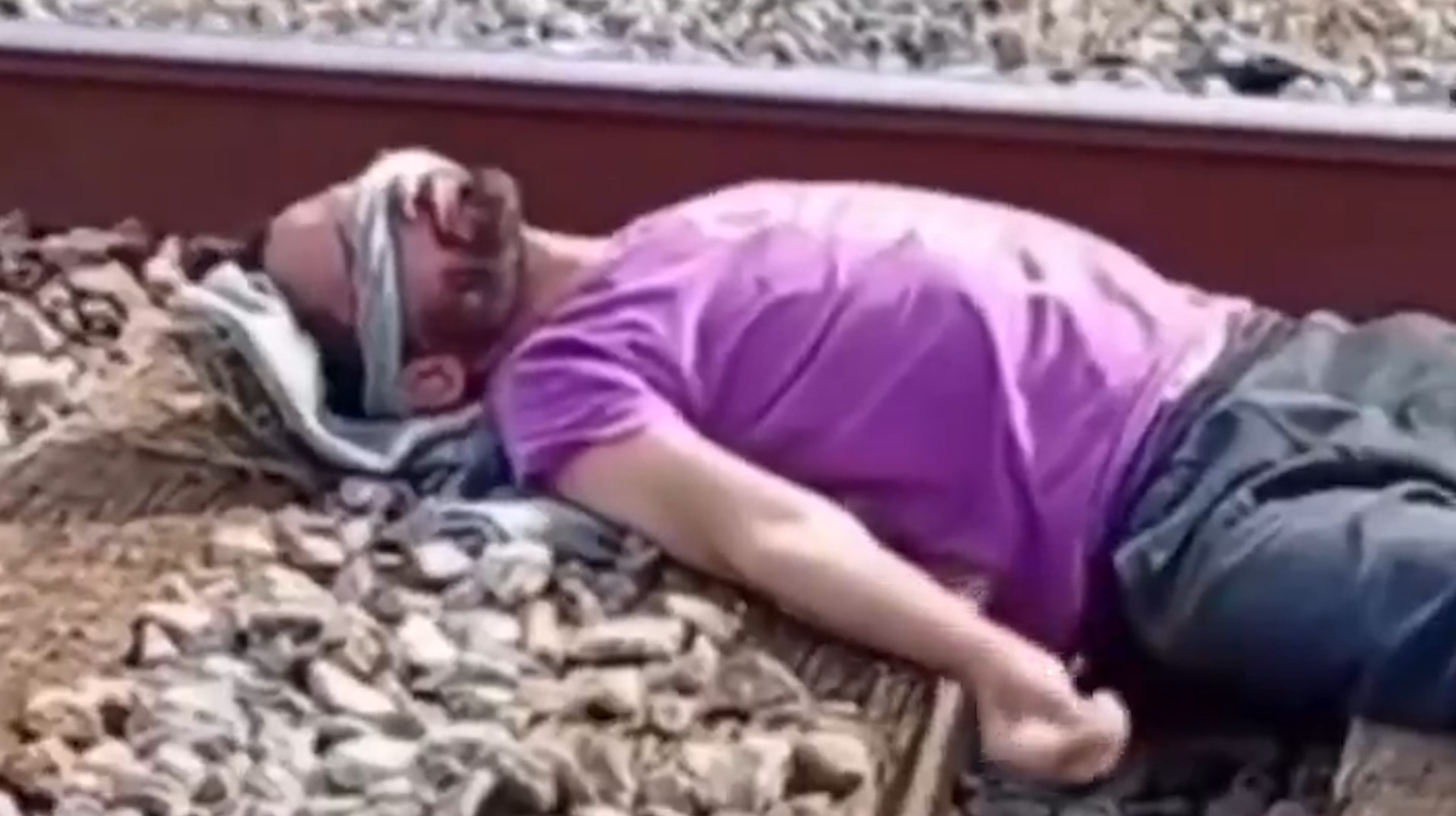 Homem deita nos trilhos e espera trem passar por cima