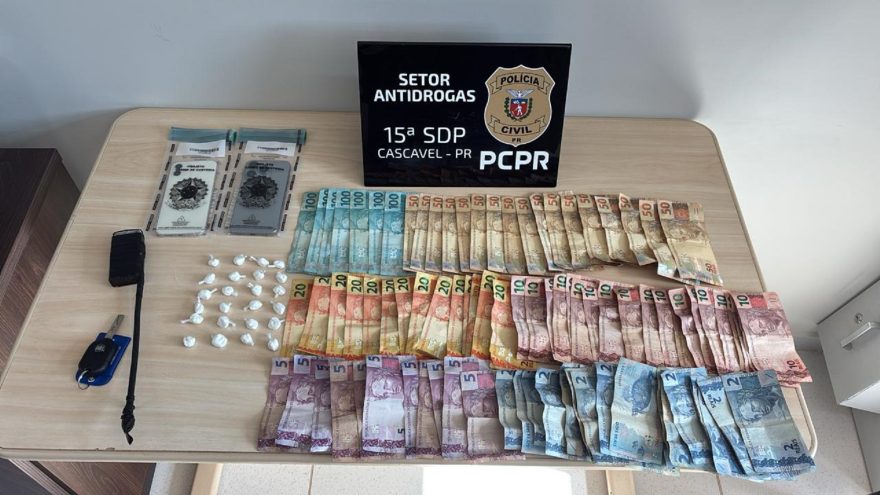 Traficante delivery é flagrado com cocaína escondida até na luz do carro
