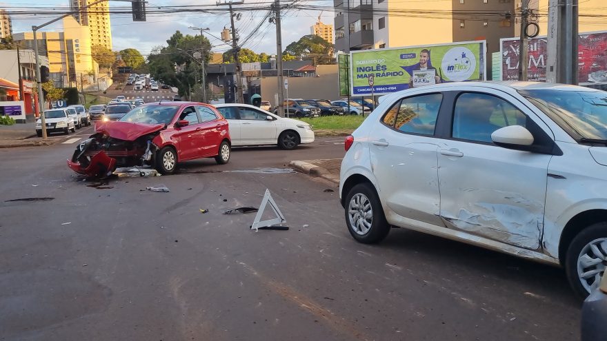 Três veículos colidem na Rua São Paulo em Cascavel