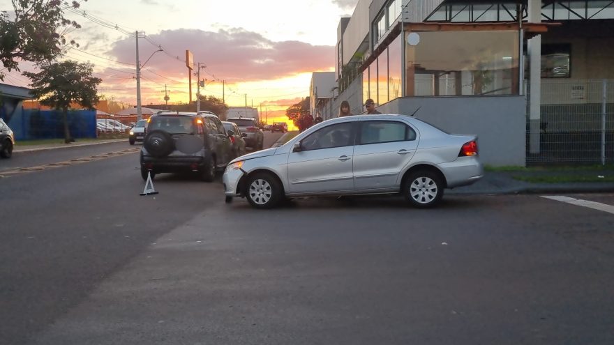 Acidente na Rua Maranhão: Citroën e Voyage colidem