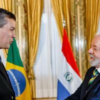 Lula e Santiago Peña conversam sobre caso de espionagem da Abin Imagem referente a Lula e Santiago Peña conversam sobre caso de espionagem da Abin