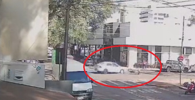 Novas imagens mostram motociclista sendo arremessado em acidente no Centro
