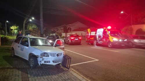 Mulher de 47 anos ferida após colisão entre Fit e Gol na Rua Hyeda Baggio Mayer Imagem referente a Mulher de 47 anos ferida após colisão entre Fit e Gol na Rua Hyeda Baggio Mayer