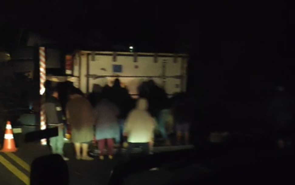 Caminhão tomba na BR-277 e indígenas furtam carga de frangos congelados