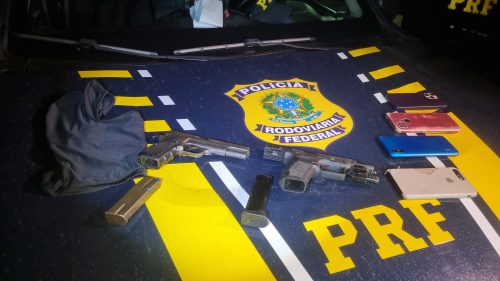 Quarteto armado é abordado na BR-277: pistolas 9mm são apreendidas Imagem referente a Quarteto armado é abordado na BR-277: pistolas 9mm são apreendidas