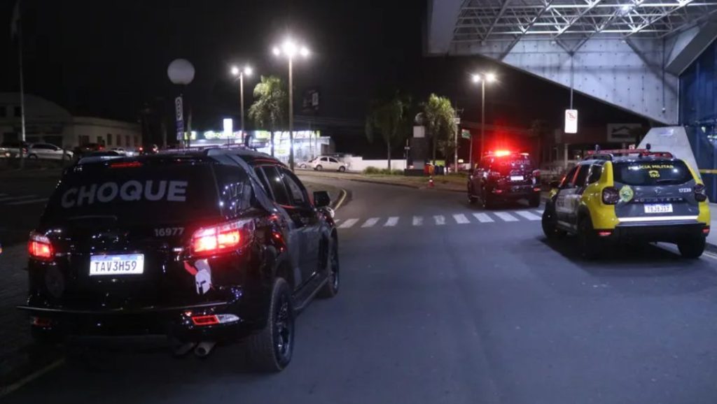 Após negociação, homem com faca na Rodoviária se entrega à polícia