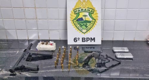 Choque pega jovem armado com submetralhadora, drogas e balanças no Sanga Funda Imagem referente a Choque pega jovem armado com submetralhadora, drogas e balanças no Sanga Funda