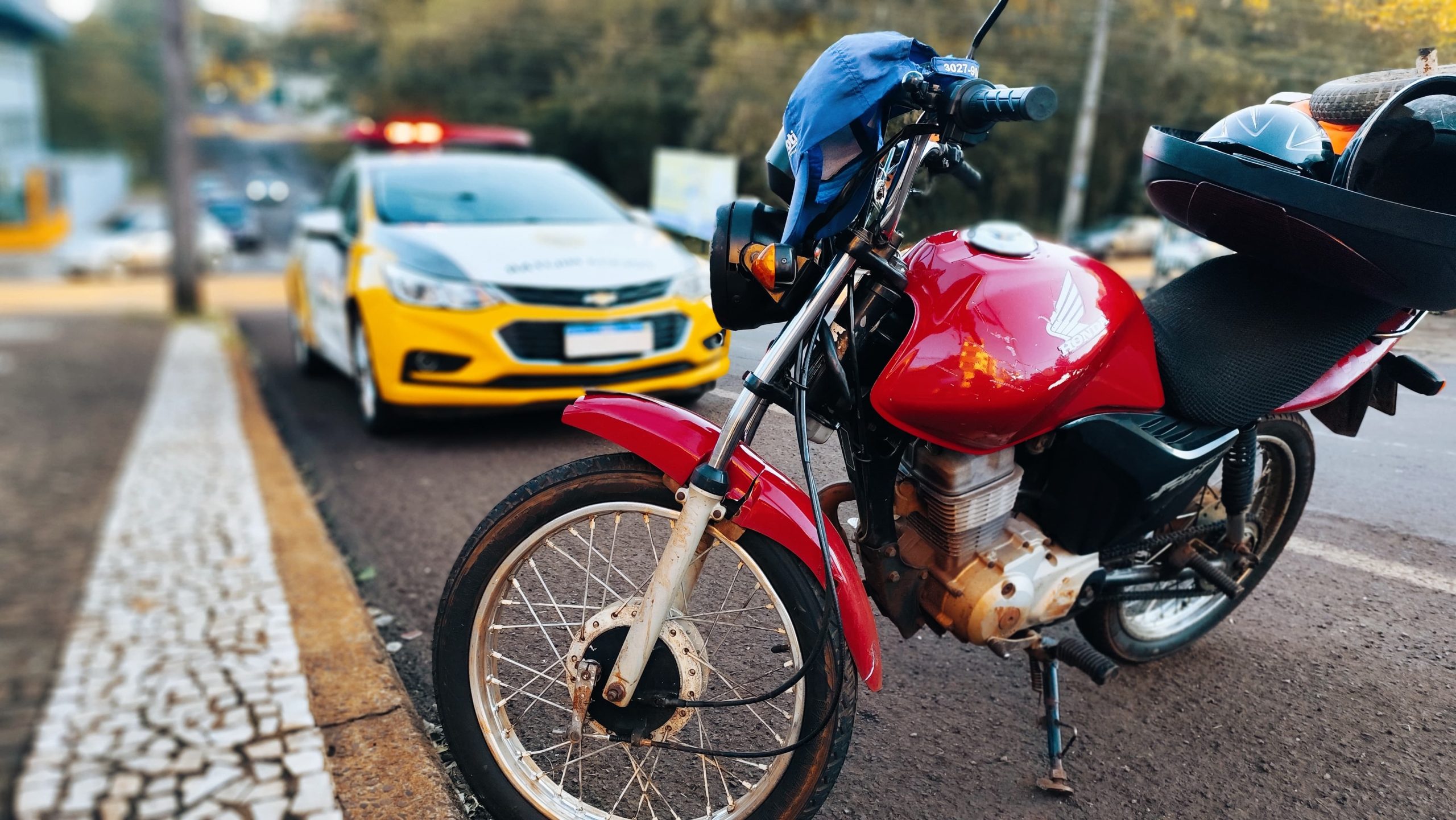 Colisão traseira entre carro e moto deixa garupa ferida na Rua Vicente Machado
